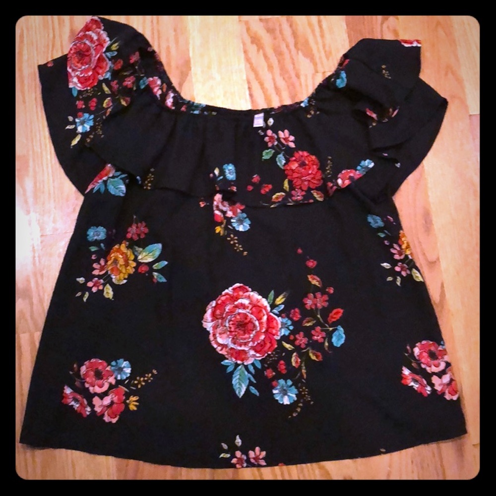 Off the shoulder, split back chiffon floral top!